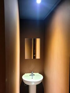 首尔Good Guesthouse的一间带水槽和镜子的浴室