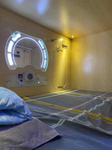 香港Sleep Cubee Hostel的一间医院间,配有床和镜子