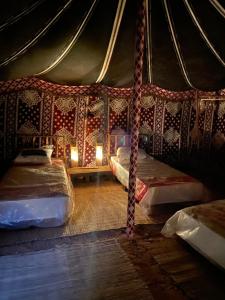 GizaNassimah的帐篷内带两张床的房间