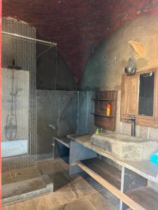 GizaNassimah的带淋浴、盥洗盆和台面的浴室