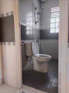 Mangun维尔丹民宿的一间带卫生间和盖的浴室