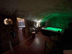 Torá de RulbregosCastell de l'Aguda的黑暗的房间,在洞穴里设有游泳池