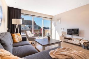 布勒克伦Luxury Apartment near Utrecht & Amsterdam的客厅配有沙发和桌子