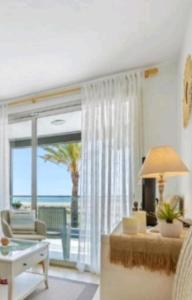 科马鲁加1ª LÍNEA DE PLAYA. Apartamento: LA CALMA的海景客厅