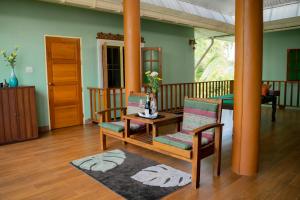 范县Baan innto resort的客厅配有桌子和两把椅子
