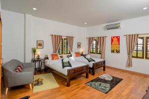 范县Baan innto resort的一间带两张床和一张沙发的客厅