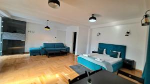 布加勒斯特Vila Ris Bucharest Unirii ,Centru的一间卧室配有蓝色的床和沙发