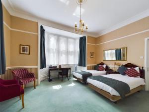 雷丁比奇豪斯酒店的酒店客房配有两张床和一张书桌