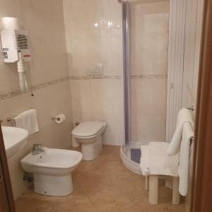 玛格丽塔萨沃亚瑞纳里餐厅酒店的浴室配有卫生间、盥洗盆和淋浴。