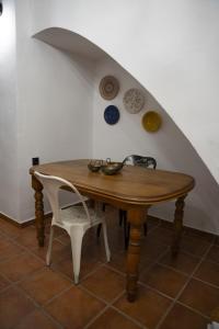 Casa de pueblo Ca Barret, a tan sólo dos kilómetros de Xàtiva的木桌和椅子