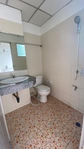巴吞他尼ธนทรัพย์อพาร์ทเม้นท์ Room02的一间带卫生间、水槽和镜子的浴室