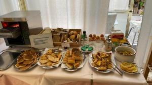 阿拉西奥艾尔伯格菲欧伦沙邦齐雅穆波雷酒店的一张桌子,上面放着几盘食物