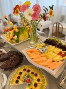 阿拉西奥艾尔伯格菲欧伦沙邦齐雅穆波雷酒店的一张桌子上面有很多不同类型的食物