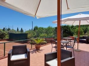 圣乔治Villa D'Agati的一个带桌椅和遮阳伞的庭院