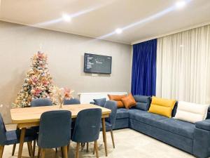 巴库里阿尼Star Villa Bakuriani的客厅配有蓝色的沙发和圣诞树