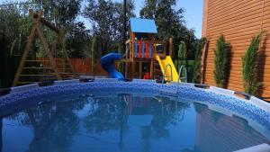 巴库里阿尼Star Villa Bakuriani的一座小型游泳池,旁边设有游乐场