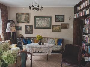 耶莱尼亚古拉-雅戈尼昂库夫Stara Willa的客厅配有沙发和桌子
