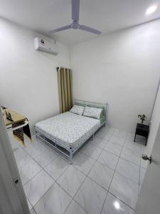 Zh homestay teluk batik客房内的一张或多张床位