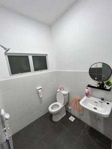 卢穆特Zh homestay teluk batik的一间带卫生间和水槽的浴室