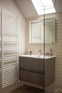 Maison Raymond - Vakantiehuisje met houtgestookte sauna的一间带水槽和镜子的浴室