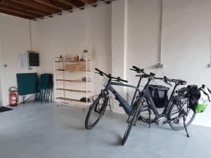 Maison Raymond - Vakantiehuisje met houtgestookte sauna的两辆自行车停放在一间房间,