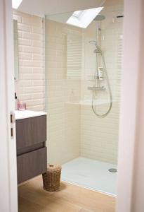 Maison Raymond - Vakantiehuisje met houtgestookte sauna的带淋浴和盥洗盆的浴室