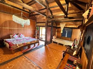 Nam San木仓柴生态旅馆 的卧室的顶部景色,卧室里设有一张床