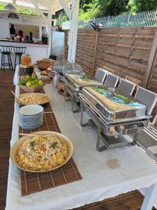 MamoudzouHôtel Hamaha Beach的包含多种不同食物的自助餐