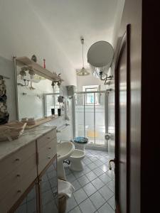 蓬扎Casa Talento的一间带水槽和卫生间的浴室