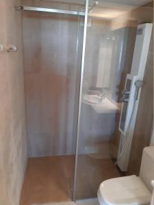 卡拉米洛FeWo Mallorca-ideal - Mercedes的带淋浴、卫生间和盥洗盆的浴室