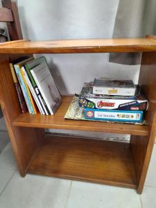 萨尔托Lavanda Casa de Campo的书架上书的木书架