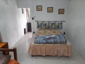 萨尔托Lavanda Casa de Campo的卧室配有一张床