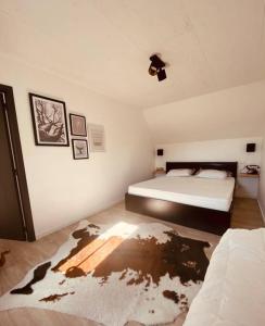 马尔德海姆Romantische vakantiewoning met weids uitzicht的卧室配有一张床,地板上铺有地毯