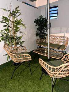 圣丹尼斯AZUR HOTEL的庭院配有桌椅和植物
