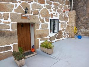 AmésCasa da Eiriña的门前有篮球架的石头建筑