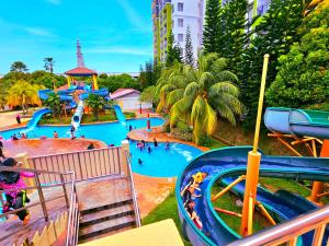 马六甲Melaka BY LG Water Themepark & Resort Melaka By GGM的一个带水滑梯的大型水上公园