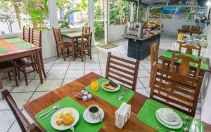 帕拉蒂Pousada Lua Clara的用餐室配有餐桌和食物