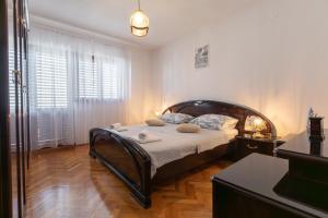 卡什泰拉Apartman Dugeč的一间卧室,卧室内配有一张大床