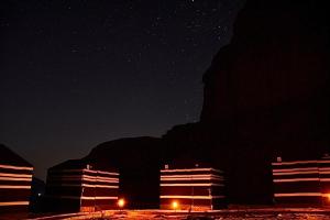 瓦迪拉姆Wadi Rum Desert Heart的前沿建筑的星空之夜