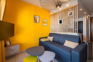安纳马斯Lac-Montagne-Leman-Geneva, Garage, Tram的客厅设有蓝色的沙发和黄色的墙壁