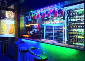 纳拉坦尼亚Grand Adamspeak的绿色前面的酒吧,带两把椅子