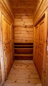 白马村Wadano Gateway Suites & Apartments的木质桑拿浴室铺有木地板,设有木质墙壁。