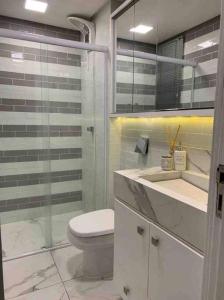 克里西玛ALTO PADRÃO centro de Criciúma的浴室配有卫生间、淋浴和盥洗盆。