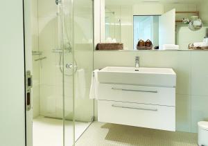 苏黎世Stay at Night - Moonlight的白色的浴室设有水槽和淋浴。