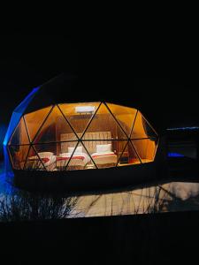瓦迪拉姆Syndebad desert camp的玻璃 ⁇ 顶,里面设有一张床