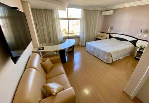 圣安热卢Hotel Maerkli的酒店客房,配有床和沙发