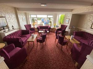 布里德灵顿君主酒店的一间设有紫色沙发和椅子的等候室