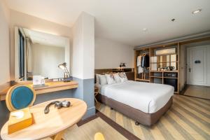 曼谷Vince Hotel Pratunam的一间酒店客房 - 带一张床和一间浴室