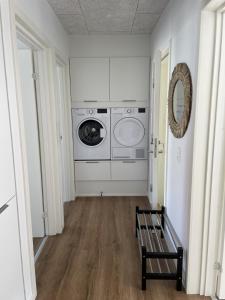 吉弗3 værelses lejlighed i Give的洗衣房配有洗衣机和烘干机