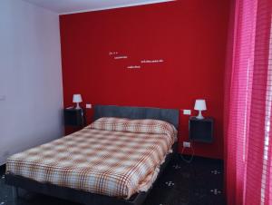 热那亚DOMUS SUPERBA的一间卧室设有一张床和红色的墙壁